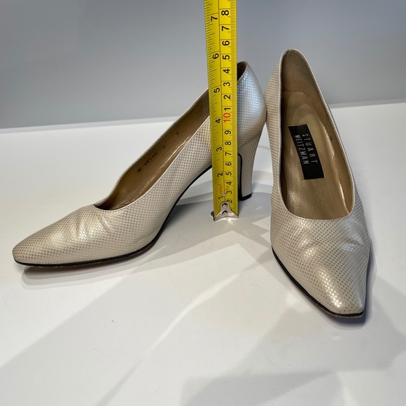 Stuart Weitzman Women's Textured Closed Toe Heels White Gold Size 7 - Picture 4 of 6